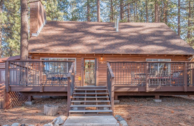 Log Cabin With Two Primary Suites! Great Location