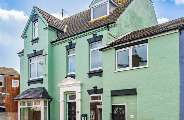 Logan Lodge: Seaside townhouse for chilled - out large groups