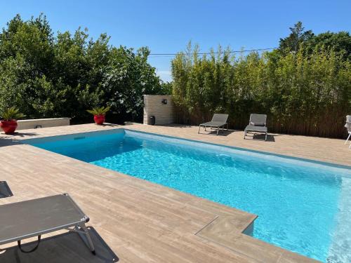 Logement avec piscine et parking