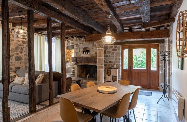 Logis face à l'Abbatiale