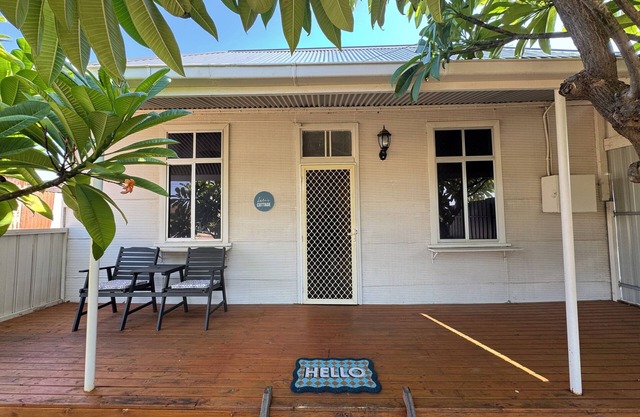 Lola’s Cottage is a 2 bedroom cottage close to the shops and main part of town.