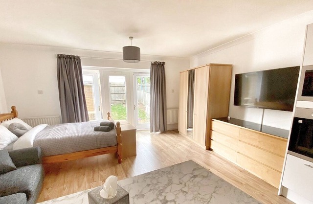 London Excel Studio with Parking