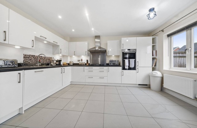London Heathrow Living 4 bed 2.5 bath Serviced House with single beds