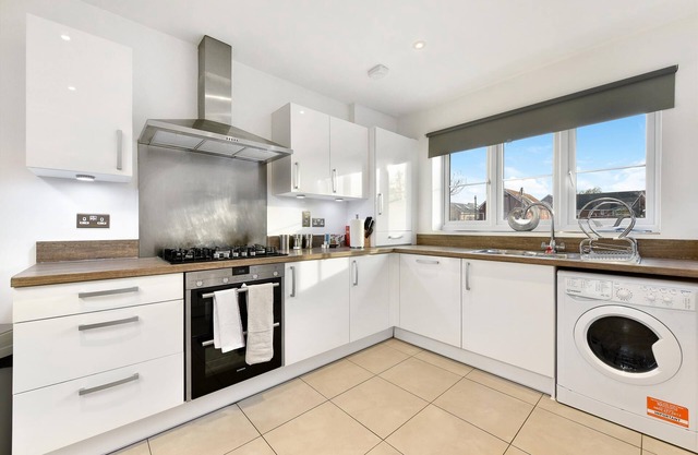 London Heathrow Living Holywell Serviced House B, Stanwell