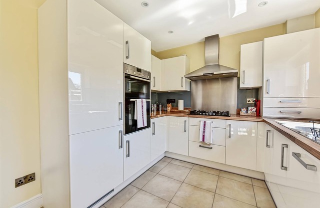 London Heathrow Living Holywell Serviced House C - 4 bedrooms - 9 beds