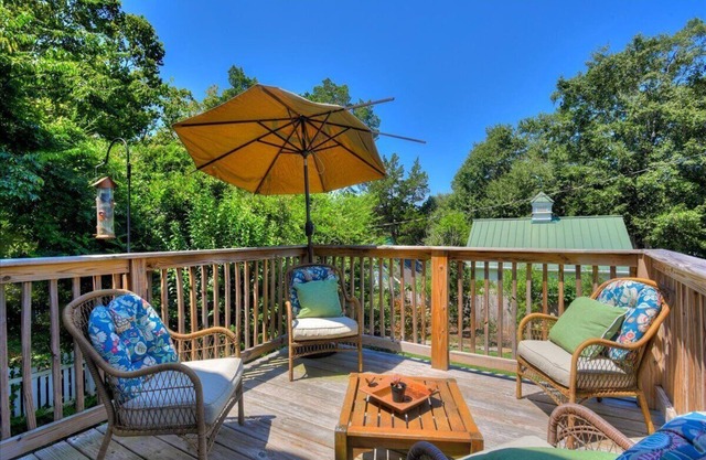 Lone Magnolia Historic Home. Peaceful and elegant.