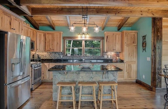 Lone Pine Cabin, Views, Sleeps 10, Starlink, Fire Pit, and Hiking Trails