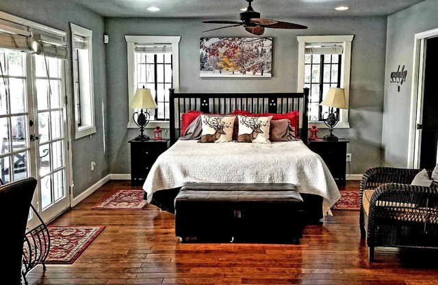 Lone Star Lodge: Walk to Town, Gourmet Kitchen, Hot Tub, A/C, Lake Membership