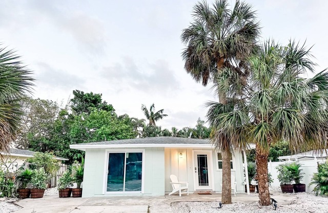 Longboat Key beach house - 5 min walk to the beaches and top local restaurants
