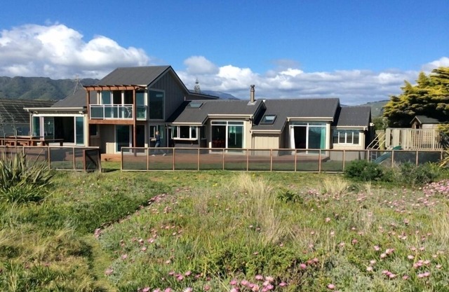 LONGSHORE: Absolute beachfront, spa pool, tennis court, swimming pool and more!