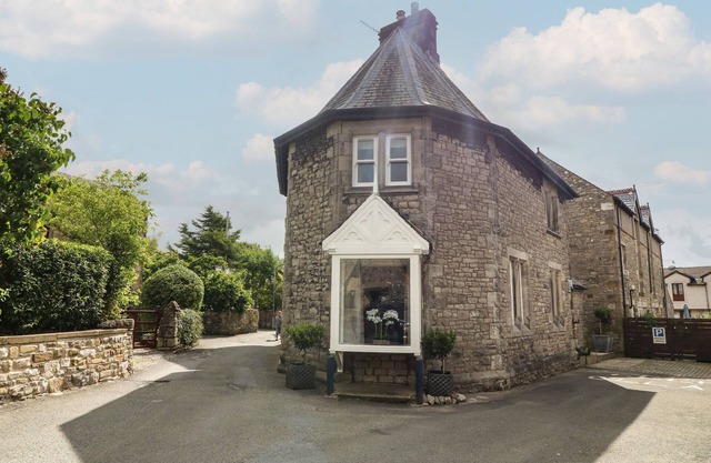 LONSDALE COTTAGE, family friendly, with open fire in Kirkby Lonsdale