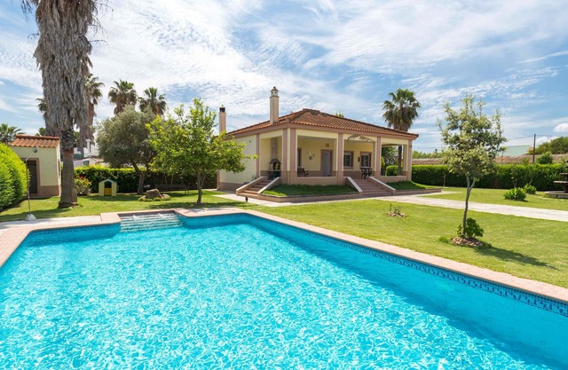 Look forward to a fantastic vacation in this cozy vacation home with pool!