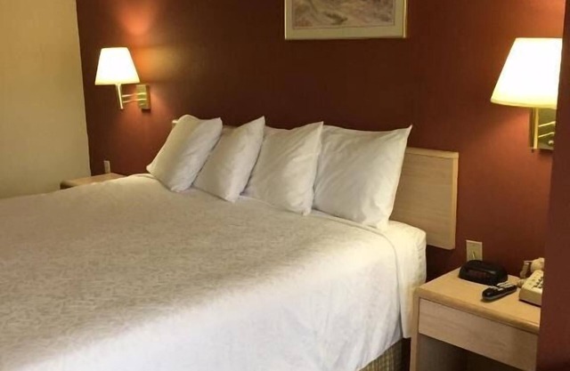 Look No Further! Free Breakfast & Parking, Pool, Minutes to Cambridge Park