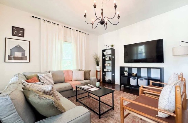 Look no further in Lorain! AC! Pets! 1st Floor