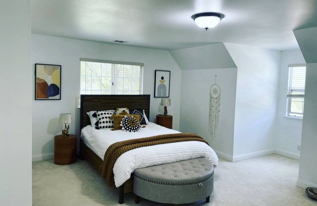 Los Olivos Stunner! Walk downtown, cowboy pool, hot tub, fire pit