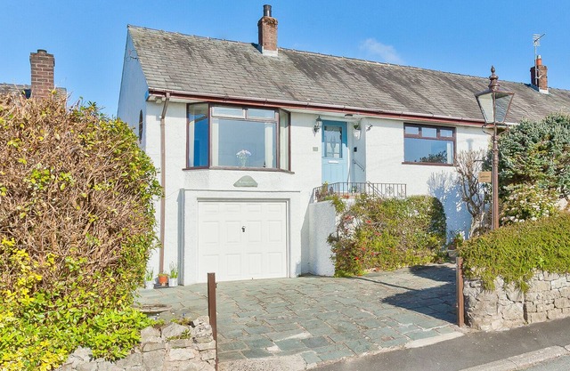Lothlorien - Pet Friendly, with Bay Views & Secure Garden