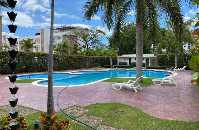 Lovely First Floor Condominium, 5 minutes away from all stores