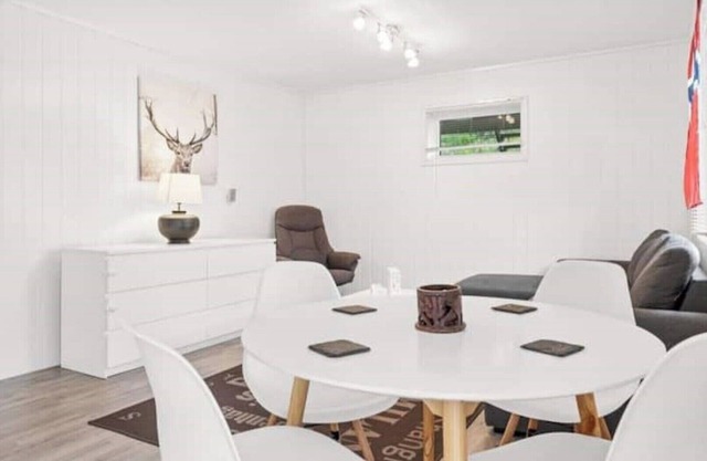 Lovely 1 bedroom downstairs apartment with free parking