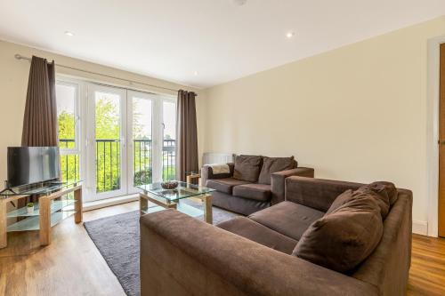 Lovely 2-Bed, 2-Bath Apt 5 Mins from Heathrow