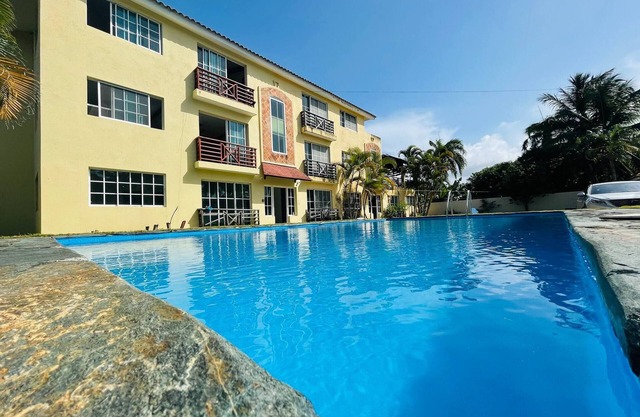 Lovely 2 Bedroom Condo With Pool And Hot Water
