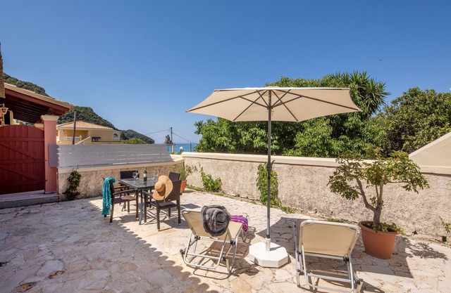 Lovely 2 bedroom cottage just a two minute walk from the beach