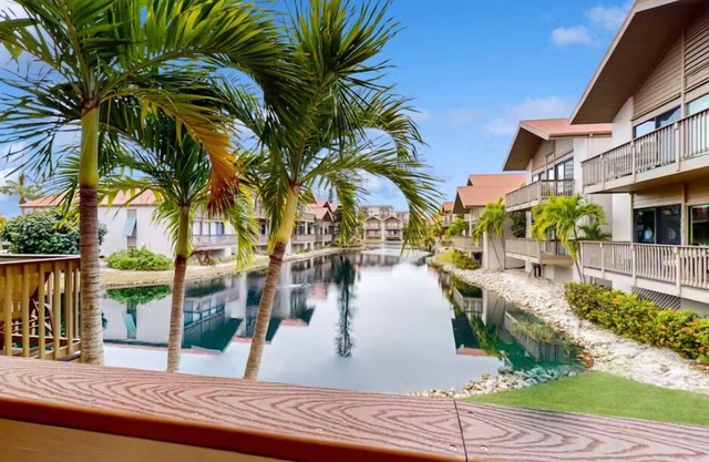 Lovely 2 Bedroom Lake View Home on Siesta Key!