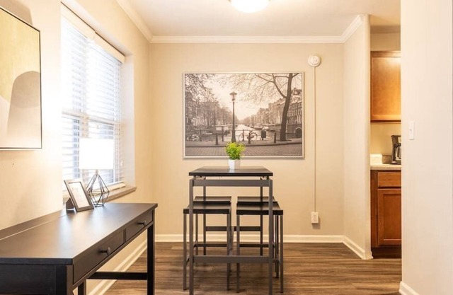 Lovely 2 Bedroom on the Plaza