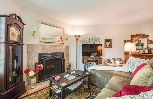 Lovely 2-bedroom townhome close to Greenbelt on the Boise River