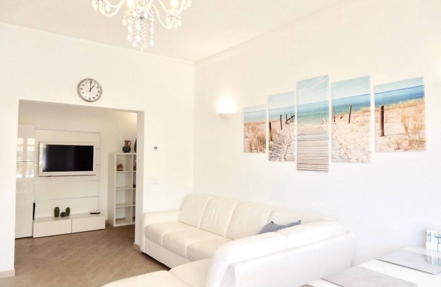 Lovely 3 bedroom apartment on the seaside with 3 bedrooms & 2 bathrooms.