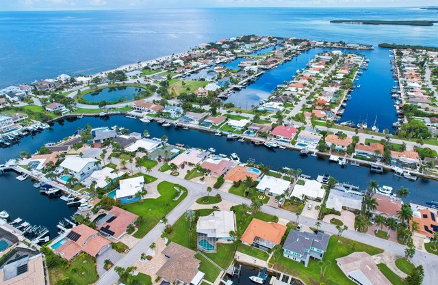 Lovely 3 bedroom pool home sleeps up to 8!