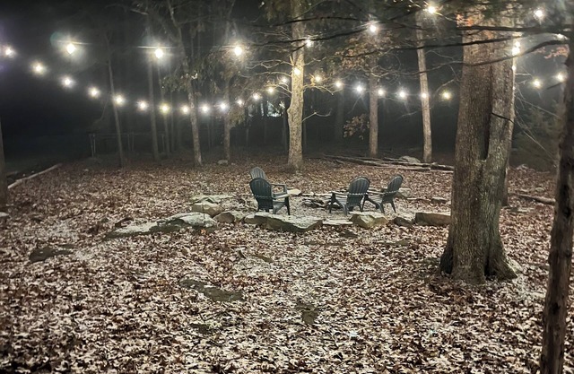 Lovely 3-bedroom 2.5 bath house 3 acres in Fayetteville with hot tub