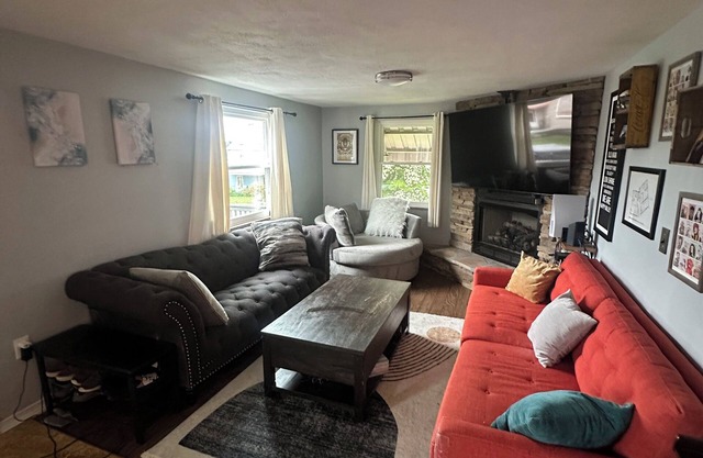 Lovely 3-bedroom house in New Kensington. 10 minutes from Oakmont Country Club