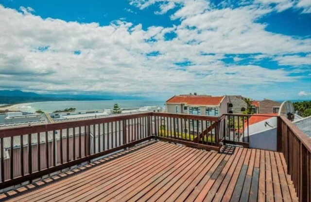 Lovely 4 Bedroom Condo Walking Distance to Beach