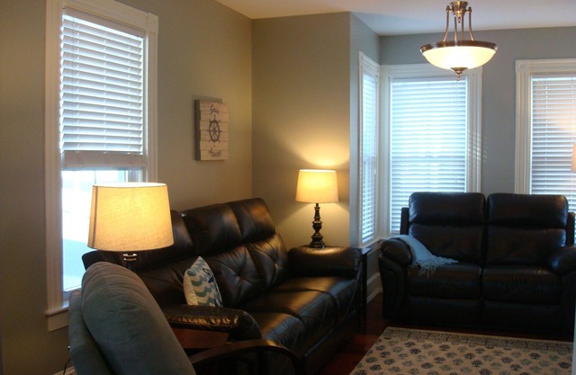 Lovely 4 Bedroom, 2 Bathroom Condo. Walking distance to all that is Portsmouth.