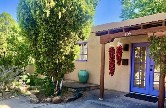 Lovely 4 Bedroom Adobe Minutes to Plaza & Dog-Friendly