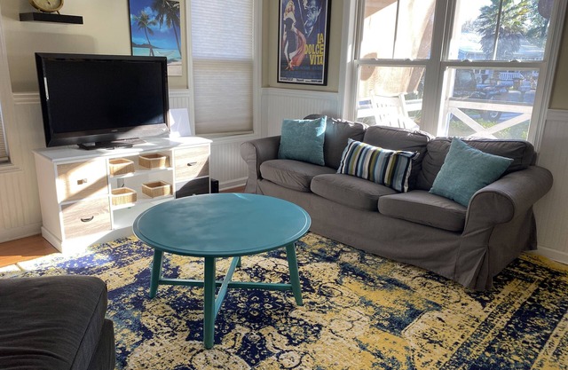 Lovely 4BR/2BA Home! Less Than 10 Minutes to Downtown Charleston & Folly Beach