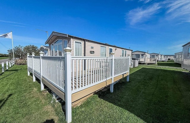 Lovely 8 berth caravan with large decking area in Caister, Norfolk ref 65055EB