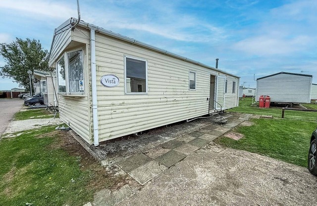 Lovely 8 berth caravan at St Osyth Beach Holiday Park ref 28101G