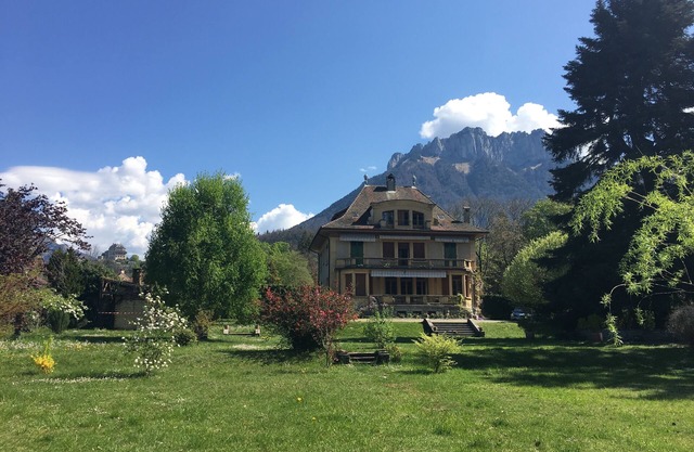 Lovely and spacious villa located 150 m from the Annecy Lake, enclosed tree park