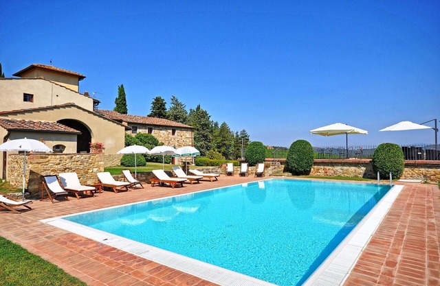 Lovely apartment with pool, WIFI, TV, pets allowed and panoramic view, close to Greve In Chianti