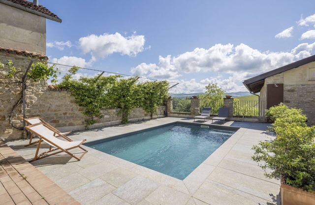 Lovely apartment for 4 guests with WIFI, pool, TV and balcony, close to Alba