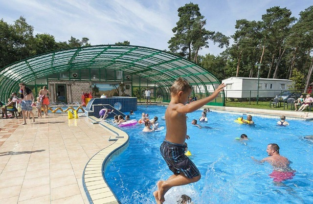 Lovely apartment in villa for 4 guests with WIFI, pool, TV, terrace, pets allowed and parking
