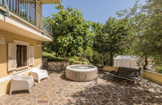 Lovely apartment with WIFI, hot tub, TV, terrace, pets allowed, panoramic view and parking
