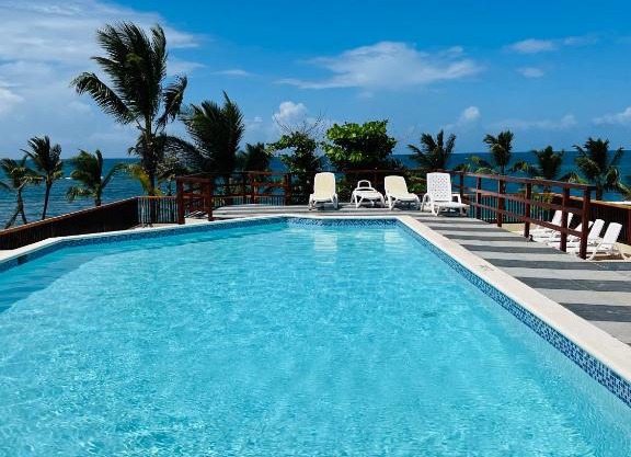 Lovely Beachfront 2 bedrooms condo with 2 pools