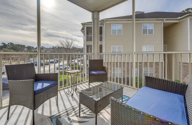 Lovely Calabash Condo w/Balcony, 11 Mi to Beach!