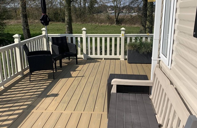Lovely caravan with large decking near to the Norfolk Broads ref 12109B