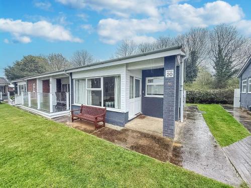 Lovely Chalet On An Excellent Holiday Park In Lowestoft Ref 12020B
