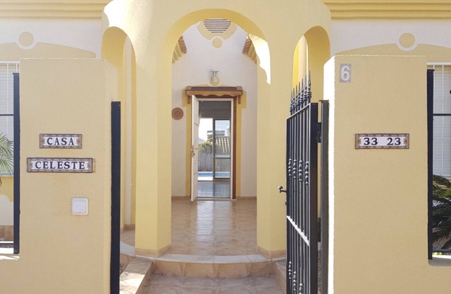 Lovely detached villa with private pool and hottub (Nov-April). Pet-friendly!