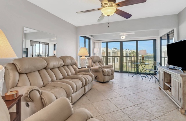 Lovely End-Unit, Lagoon-Front Community, South of Mid-Island! Heated Community Pool! Free Parking!
