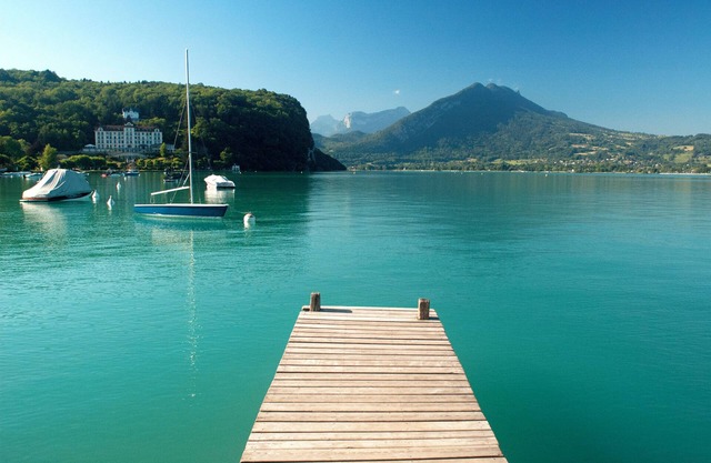 Lovely gated family house, steps from Lake Annecy in Menthon-Saint-Bernard.